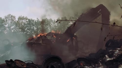 Incendie de fond d'un pneu d'excavatrice
