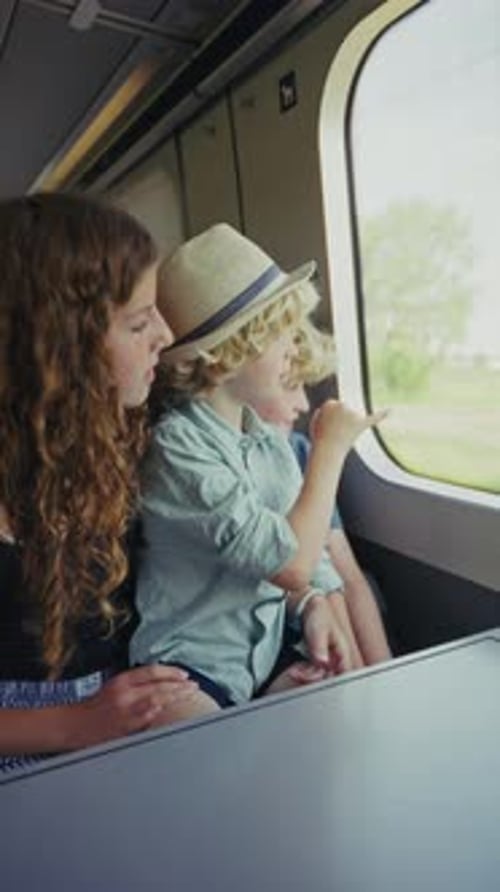 Niños observando la vegetación en un pintoresco viaje en tren