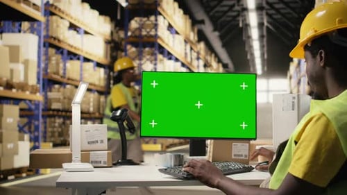 Empleado negro en un depósito mirando la pantalla Copy Space en la computadora