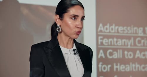 Frau, Moderatorin und Bühne für Veranstaltung, Vortrag und Beratung zur Drogenkrise im Gesundheitswesen