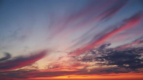 Die Wolken am Abendhimmel bilden bei Sonnenuntergang eine dramatisch Wolkenlandschaft.