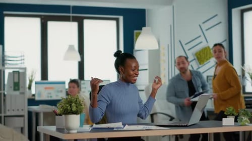 Un employé souriant et performant avec d'excellents résultats au travail reçoit les félicitations de ses collègues
