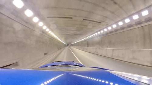 Véhicule entrant dans un tunnel sous le canal.