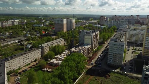 Un edificio de una ciudad rusa se construye con grúa en verano