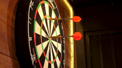 Rundes magnetisches Dart-Brettspiel für drinnen, Seitenwinkel-Nahaufnahme