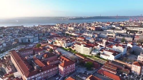 Descubra el impresionante horizonte y los animados distritos de Lisboa en la hora dorada