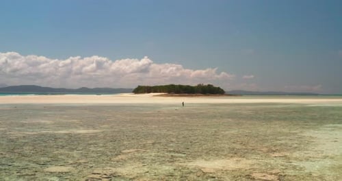 Bela vista de uma praia durante um dia ensolarado. Conceito: viagens, férias, paisagens
