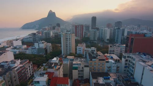 Rio de Janeiro. Timelapse da cidade do Rio de Janeiro vista de Ipanema durante o pôr do sol.
Brasil