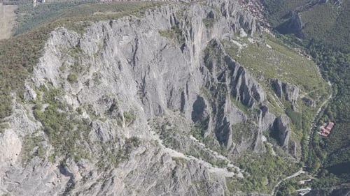 Vue aérienne des falaises escarpées de Vratsa