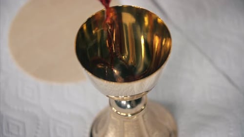 Eucharistischer Wein wird ausgeschenkt Katholische Kirche Filmmusik 4K