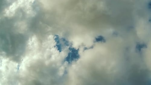 Zeitraffer rollender großer weißer Wolken am blauen Himmel. Wetterhintergrund mit bewegten Wolken. Sommersonne