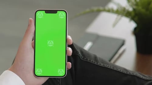 Mann benutzt Greenscreen-Telefon