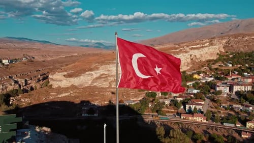 Türkische Flagge und Blick auf den Euphrat