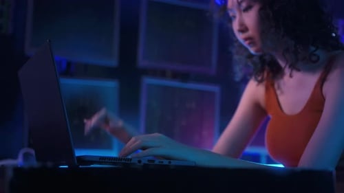 Ein Hacker benutzt einen Laptop, um nachts Daten zu stehlen