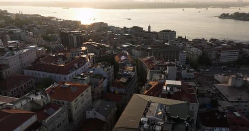 Fantastische Gründungsaufnahme über Karaköy, Istanbul, Türkei, bei Sonnenaufgang.