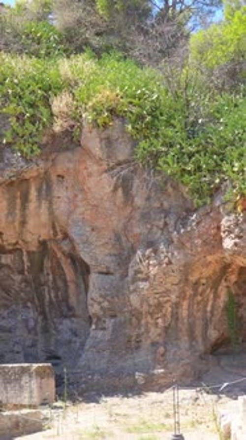 Ancienne grotte sanctuaire d'accès à Hadès à Eleusis, Grèce