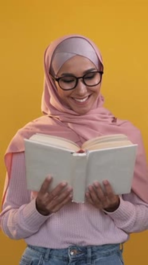 Libro femenino de estudio de exámenes para estudiantes de aprendizaje vertical