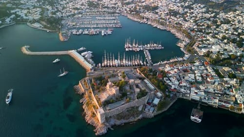 Luftaufnahme der Burg und des Jachthafens von Bodrum, Türkei.