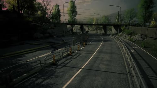 Actividad de construcción al borde de la carretera bajo un cielo nublado en una zona montañosa