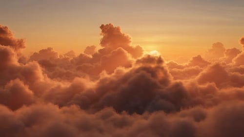 Goldener Hintergrund mit Wolken bei Sonnenuntergang
