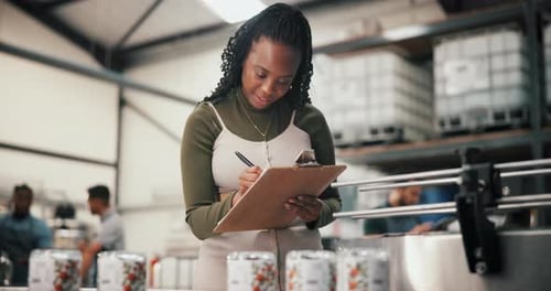 Écriture, usine et distillerie avec une femme et un bloc-notes pour la distribution