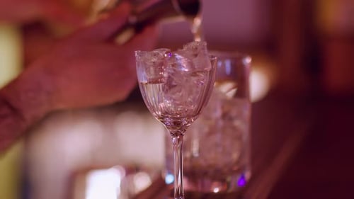 Préparer de l'alcool à l'aide du verre à boisson Jigger Barman