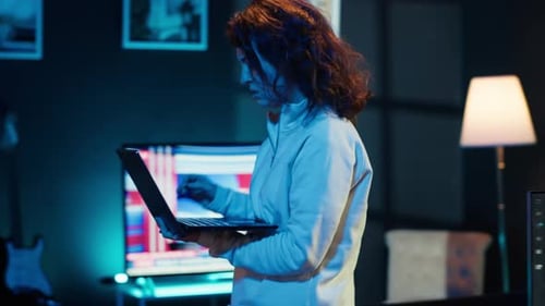 Mujer caminando en un apartamento diseñando y desarrollando aplicaciones de software