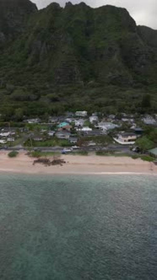 Vídeo aéreo sobre Kualoa Rock Beach, Oahu, Ilhas Havaianas, EUA