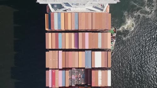 Blick von oben auf den Bug eines großen Frachtcontainerschiffs