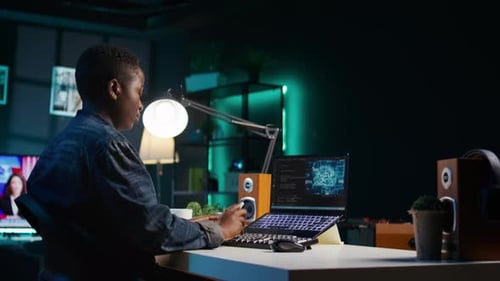 KI-Experte schreibt Code auf Laptop im Wohnungsbüro