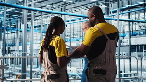 Equipo de ingeniería de plantas industriales de la Industria 4.0 que controla la maquinaria automatizada