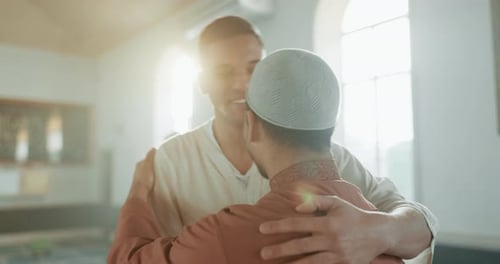 Muslim, Religion und Menschen umarmen sich in der Moschee für Community, Unterstützung und Begrüßung des islamischen Führers