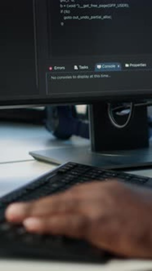 Un professionnel de l'informatique rédige un code protégeant le centre de données contre tout accès non autorisé