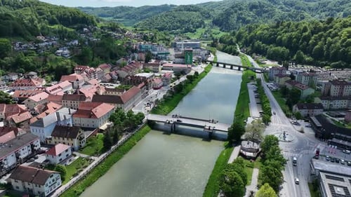 Vues aériennes pittoresques des châteaux, des villes et de la nature slovènes au printemps