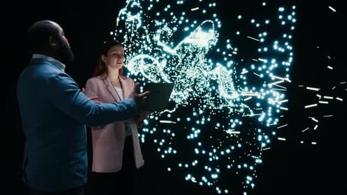 Une équipe de programmeurs optimise la carte des neurones des réseaux neuronaux avec un ordinateur portable et une réalité augmentée