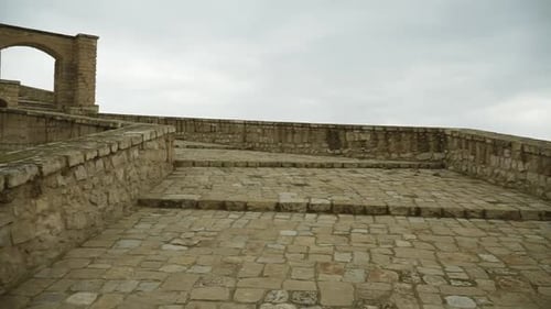 ESCALIERS ET ENTRÉE DU TUNNEL AU-DESSUS DU PONT HISTORIQUE DE MALABADI À DIYARBAKIR, TURQUIE