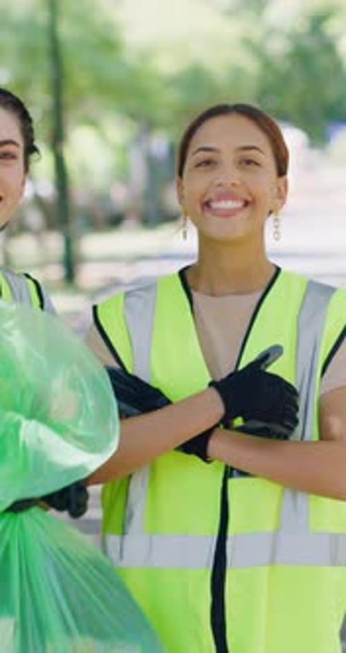 Rostro, voluntariado y mujeres en el parque, bolsa de plástico para la divulgación comunitaria y el reciclaje para el Día de la Tierra