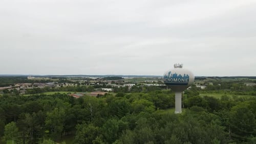 Survoler le château d'eau de Menominee dans le Wisconsin. Vue aérienne d'une structure de château d'eau en bordure