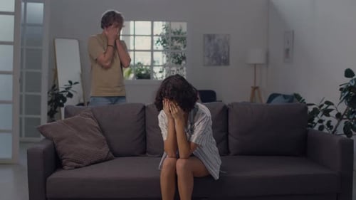 Une femme se sent déprimée après une dispute avec son petit ami