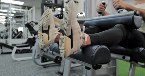 Homem saudável, equipamento de ginástica e treinamento em roupas esportivas