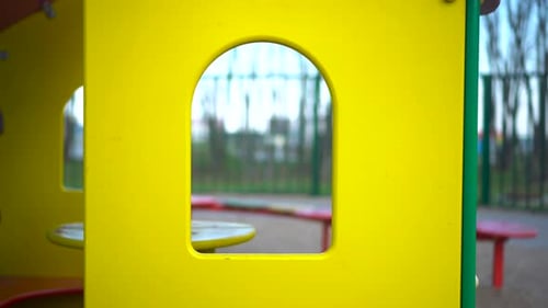 Ein fröhliches Kind spielt in einem farbenfrohen Spielhaus voller Spaß