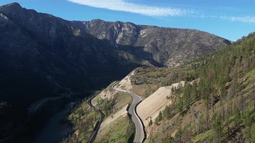 Rodovia pela natureza canadense. Verão, céu azul. Colúmbia Britânica, Canadá.