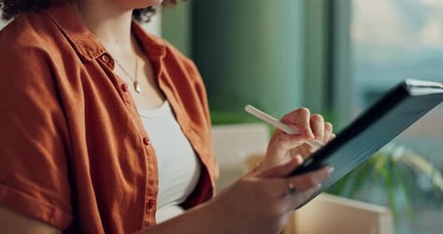 Tablet, Stift und Frau im Büro für Design, Notizen und Zeichnungen zum Online-Skizzieren