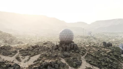 Una enorme antena de observatorio en forma de cúpula en medio de un vasto desierto
