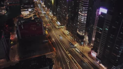 Nachtautobahn und helle Gebäude von Hongkong