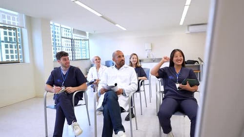 Profissionais médicos que participam do programa de educação continuada