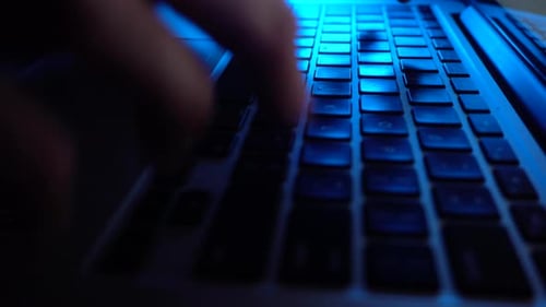 Männlicher Hacker erstellt eine Nahaufnahme der Virus-Laptop-Tastatur