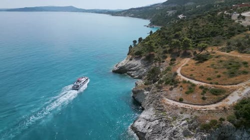 Barco navegando por las tranquilas aguas turquesas a lo largo de la costa de Zante, Grecia
