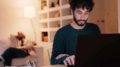 Couple gay à la maison : travail et détente