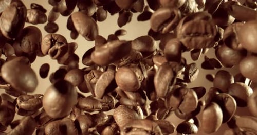 Duftende Kaffeebohnen schweben im Rahmen. Kaffeebohnen wurden mit einer Superzeitlupenkamera mit 1000 Bildern pro Sekunde aufgenommen.